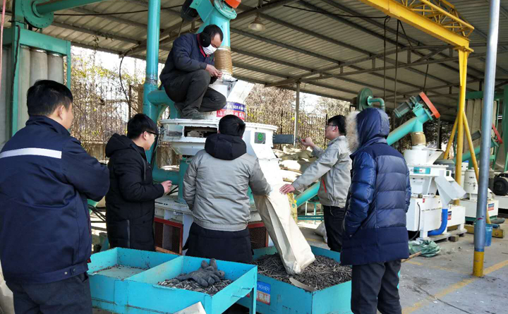 560木屑顆粒機(jī)試機(jī).jpg 560木屑顆粒機(jī)試機(jī).jpg