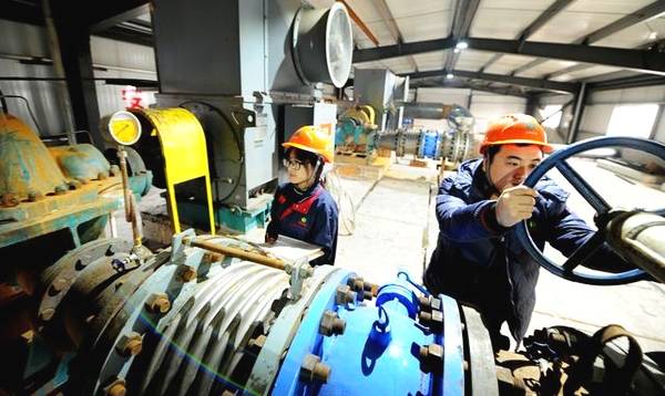 大城縣生物質發電公司工作人員在查看供暖循環泵工作情況 大城縣生物質發電公司工作人員在查看供暖循環泵工作情況