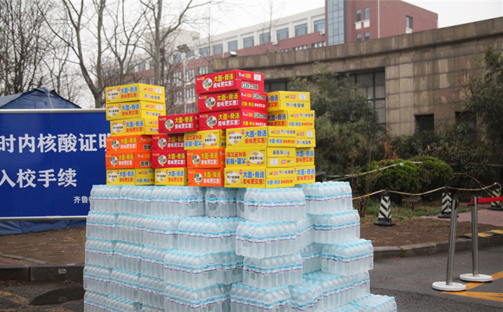 2月25日，山東金格瑞機械有限公司派代表來到齊魯師范學院捐贈防疫物資，保障校園防疫物品備足備齊，助力學校的疫情防控工作。