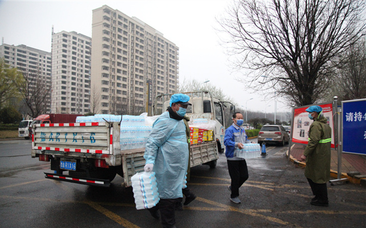 2月25日，山東金格瑞機械有限公司派代表來到齊魯師范學院捐贈防疫物資，保障校園防疫物品備足備齊，助力學校的疫情防控工作。