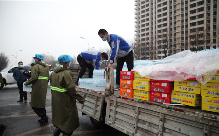 2月25日，山東金格瑞機械有限公司派代表來到齊魯師范學院捐贈防疫物資，保障校園防疫物品備足備齊，助力學校的疫情防控工作。