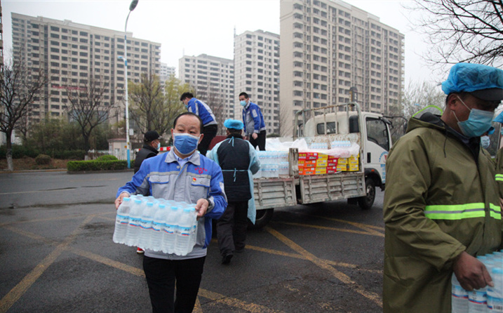 2月25日，山東金格瑞機械有限公司派代表來到齊魯師范學院捐贈防疫物資，保障校園防疫物品備足備齊，助力學校的疫情防控工作。