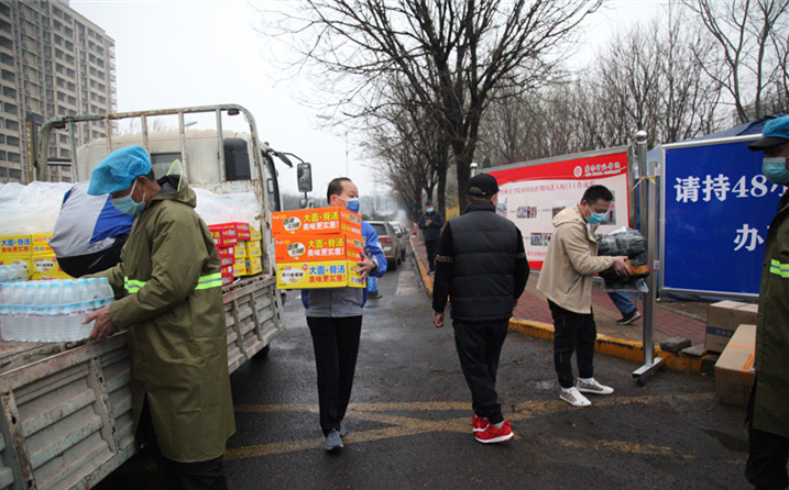 2月25日，山東金格瑞機械有限公司派代表來到齊魯師范學院捐贈防疫物資，保障校園防疫物品備足備齊，助力學校的疫情防控工作。